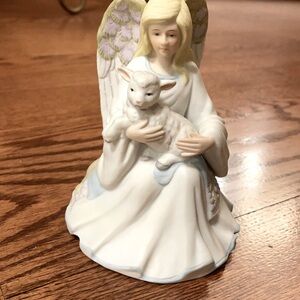 ENESCO 1987 by Betty chaisson music wind up ANGEL WITH LAMB music box porcelain